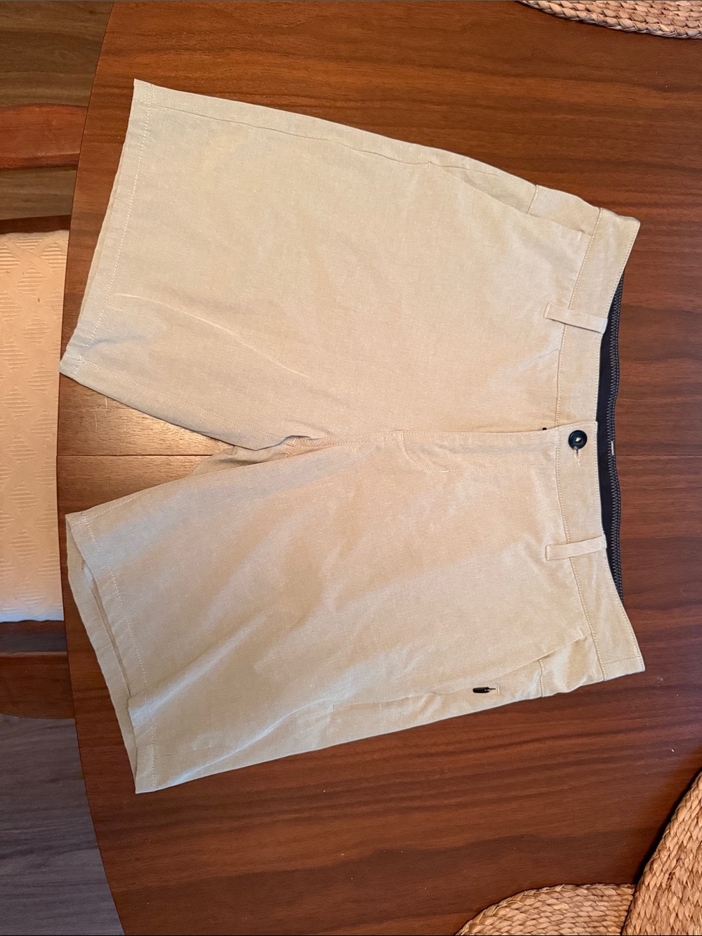 Vuori Aim Shorts Mens Khaki Tan Stretch Performance Golf Travel Casual Sz 32